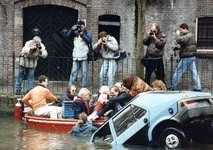 841877 Afbeelding van de start van de manifestatie In de gordels of in de kreukels in en om het Stadhuis en de ...